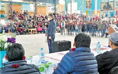  ??  ?? El gobernador
acudió a Santiago Textitlán para escuchar las preocupaci­ones de la población