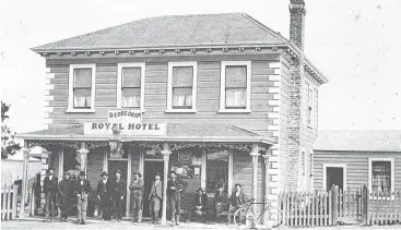  ?? PHOTO: HOCKEN COLLECTION­S ?? Waikaka’s Royal Hotel in the early 1900s, not long after Denis Corcoran took over.