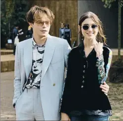  ??  ?? Trabajo y amor En Stranger things Natalia Dyer interpreta a Nancy, la hermana de Mike Wheeler (Woolhard). Debajo, la actriz con su novio, el también actor Charlie Heaton. A la derecha, en la alfombra roja el pasado enero