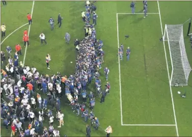  ??  ?? UN MURO HUMANO. La imagen explica por qué la afición no pudo ver la copa de cerca en Cardiff.