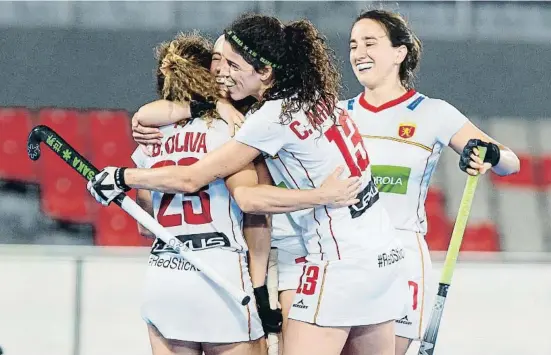  ?? DAVID RAMÍREZ / RFEH ?? Gigi Oliva (23), Coti Amundson Teves (13) y Belén Iglesias celebran un gol con las redsticks