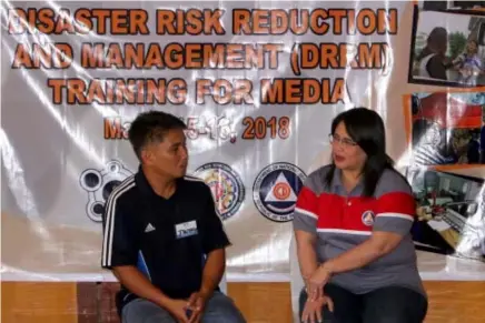  ?? Photo by Milo Brioso ?? DISASTER MANAGEMENT. Office of the Civil Defense spokespers­on Romina Marasigan and BCBC president Jonathan Munar exchange ideas during the disaster risk reduction and management training for media over the week.