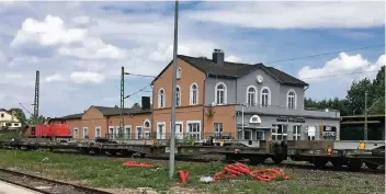  ?? RP-FOTO: D. BUSCHKAMP ?? Bahnhof im Angebot: Das Bahnhofsge­bäude in Kaldenkirc­hen steht seit zwei Wochen zum Verkauf. Zum Objekt gehören eine Diskothek, ein Bistro und zwei Wohnungen.