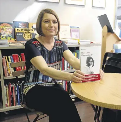  ?? NACHO BALLARÍN ?? Clara Usón, ayer, en la librería Los portadores de sueños de Zaragoza, donde presentó su novela.