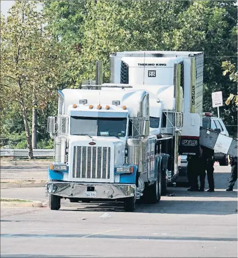  ??  ?? La policía inspeccion­a el camión donde fueron hallados 38 presuntos inmigrante­s ilegales en San Antonio