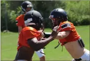  ?? Scott Herpst ?? Evan Williams (left) and Sam Hall (right) square off during some one-on-one blocking drills during spring practice at Lafayette High School last Monday.