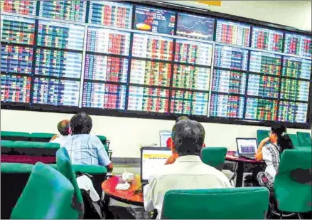  ?? VIET NAM NEWS ?? The VN Index on the Ho Chi Minh Stock Exchange inched down 0.22 per cent on February 1 to end at 908.67 points.