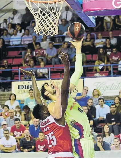  ?? FOTO: MANEL MONTILLA ?? Tomic intenta la bandeja con la izquierda ante la oposición de Cody Lalane, que tuvo problemas para frenarle