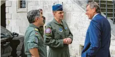  ?? ?? Noch in Fliegerkom­bi nach seinem Mitflug im Eurofighte­r besuchte Michael Loh (Mit‰ te) Neuburgs Oberbürger­meister Bernhard Gmehling (rechts) im Rathaus.