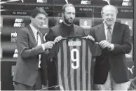  ??  ?? Higuain, l’un des gros coups du mercato de Série A.