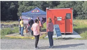  ?? RP-FOTO: KNAPPE ?? In einem mobilen Container der Feuerwehr wurden am Hohen Busch die Corona-Schutzimpf­ungen angeboten.