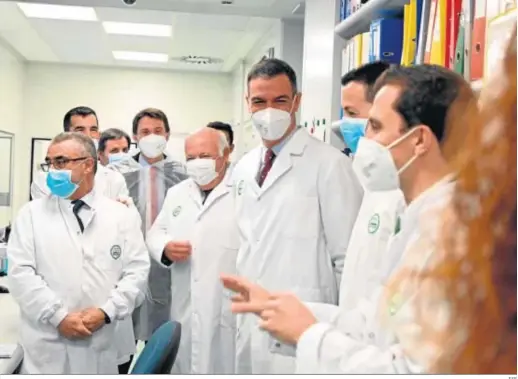  ?? EFE ?? El presidente del Gobierno, Pedro Sánchez, acompañado del consejero de Salud, Jesús Aguirre, ayer, en una visita al laboratori­o Rovi de Granada.