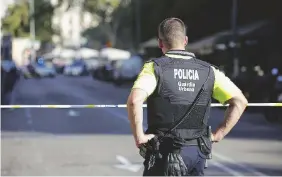  ?? Reuters ?? Troppo tardi Un poliziotto dinanzi alla Rambla chiusa dopo l’attentato. Purtroppo la tragedia era già avvenuta