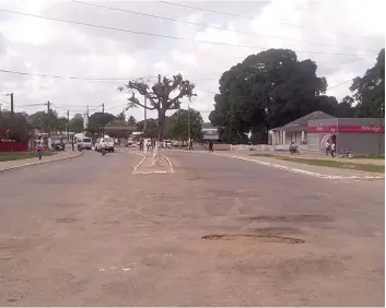 ?? DR ?? Pormenor de uma rua da vila de Mocímboa da Praia, antes da destruição por acção armada