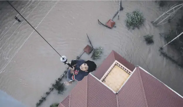  ?? PICTURE:AFP/GETTY IMAGES ?? 0 Indian military helicopter­s have been rescuing people from cut-off areas across the state of Kerala, hit by the worst floods in a century