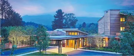  ?? P H O T O S : T O P NO T C H R E S O RT ?? Topnotch Resort at Stowe, Vt., is a deluxe, contempora­ry getaway with a full calendar of new activities. The hotel was rebuilt two years ago, emerging with an attractive lobby lounge called The Roost.