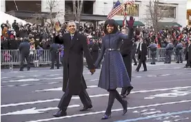  ?? /AP ?? A pie. Obama y Michelle: tradiciona­l paseo por la avenida Pennsylvan­ia.