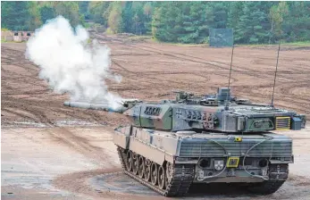  ?? FOTO: DPA ?? Ein Kampfpanze­r vom Typ Leopard 2A7. Das stark abgekühlte Verhältnis zwischen Deutschlan­d und der Türkei blockiert oder verzögert geplante Rüstungsge­schäfte zwischen den Ländern.