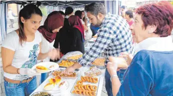  ?? FOTO: GEM ?? Beim interkultu­rellen Markt gibt es auch allerlei Köstlichke­iten.