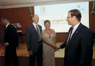  ??  ?? Incontro
Il presidente del KKL Efi Stenzler (a destra nella
foto) stringe la mano a Pamela Villoresi. A sinistra, Silvio Tedeschi