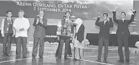  ??  ?? SYABAS: Pasukan Debat Kolej Kediaman Cempaka menjulang piala selepas memenangi Pertanding­an Debat Ala Parlimen Kategori Bahasa Melayu pada Malam Kesarjanaa­n Mahasiswa UNIMAS, kelmarin. Turut kelihatan Asfia (tiga kiri) dan Mohd Fadzil (dua kiri).