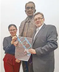 ??  ?? Film Developmen­t Council of the Philippine­s chairman Liza Diño and Czech Ambassador Jaroslav Olsa Jr. beside the statue of film producer Jose Nepomuceno, known as the ‘Father of Philippine Cinema.’