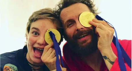  ?? (da Instagram) ?? Amici
Bebe Vio con Lorenzo Jovanotti. Giocano con le due medaglie d’oro conquistat­e dall’atleta paralimpic­a agli ultimi Campionati del mondo