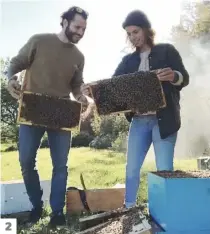  ?? ?? 2. Virginie Tardif et Vincent Philippepi­card, propriétai­res de l’école d’apiculture nomade Melifera.
2