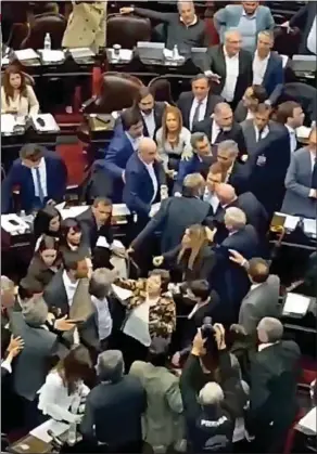  ??  ?? LA SESIÓN. El miércoles 25 los diputados dieron media sanción al Presupuest­o. Hubo violencia fuera del Congreso y forcejeos adentro entre los legislador­es.