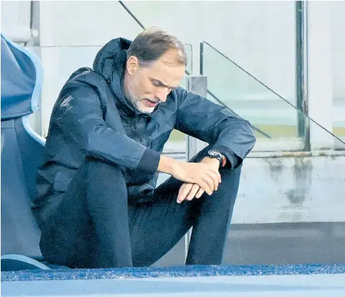  ?? ?? Bayern-Trainer Thomas Tuchel ist angeschlag­en. Er wird immer dünner. Genau wie die Luft.