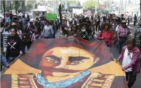  ??  ?? Pobladores de Atenco protestaro­n frente a la casa de transición de López Obrador.