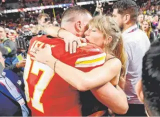  ?? // EFE ?? ´Travis Kelce abraza a Taylor Swift tras el triunfo