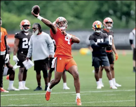  ?? Tribune News Service ?? Cleveland Browns quarterbac­k deshaun Watson throws during organized team activities Wednesday in Berea.