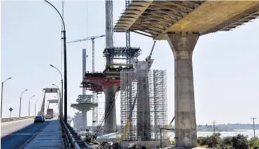  ?? FOTOS LUIS RODRÍGUEZ ?? Vista de los pilotes en la construcci­ón del nuevo Puente Pumarejo sobre el río Magdalena.