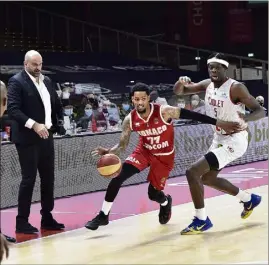  ?? (Photo PQR/Le Courrier de l’Ouest) ?? Sous les yeux de coach Z, le nouveau meneur de l’ASM, Branden Frazier, a montré ses qualités à la Meilleraie ( pts, / à -pts et  passes décisives).