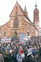  ??  ?? En Villingen-Schwenning­en, cientos pidieron ayer más seguridad y respeto para la cultura germana.