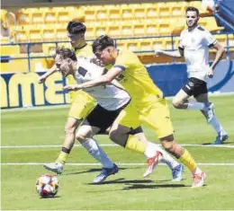  ?? JUAN FRANCISCO ROCA ?? Mario Linares encara portería en la acción que acabó con el 2-1 en el minuto 93.