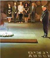  ??  ?? Philippe Couillard a amorcé sa mission en Israël par un arrêt chargé en émotions au mémorial de l’holocauste Yad Vashem, à Jérusalem.