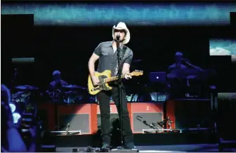  ?? NICHOLAS BUONANNO -MEDIANEWS GROUP ?? Brad Paisley sings during his performanc­e at SPAC Thursday night.