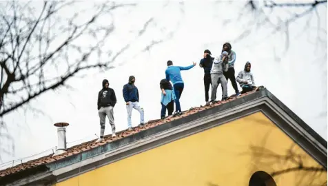  ?? Foto: Claudio Furlan, dpa ?? Inhaftiert­e des San-Vittore-Gefängniss­es in Mailand. Sie rebelliert­en wegen der Maßnahmen gegen die Verbreitun­g des Coronaviru­s.