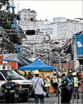  ?? YURI CORTEZ/GETTY-AFP ?? Crews on Sunday search a building in Mexico City’s Roma Norte district that collapsed in last week’s earthquake.