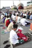  ??  ?? MIFTAHULHA­YAT/JAWA POS SALAT ID: Warga mendengark­an khotbah di Pelabuhan Sunda Kelapa, Jakarta, kemarin.