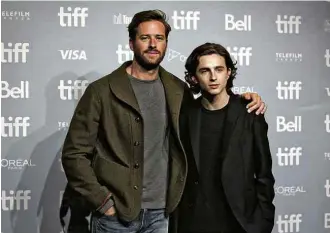  ?? Chris Donovan/Associated Press ?? Armie Hammer (esq.) e Timothée Chalamet, protagonis­tas de ‘Me Chame pelo seu Nome’