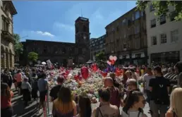  ?? ANTHONY DEVLIN, GETTY IMAGES ?? Flowers and balloons are left in St. Ann’s Square in Manchester on Friday.