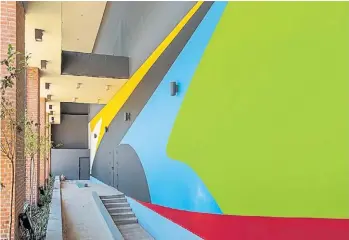  ??  ?? La obra mural de Elián Chali cambió la apariencia de un espacio entre el adentro y el afuera del museo.