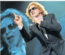  ?? FOTO: DPA ?? Sänger Mick Hucknall, hier bei einem Konzert in Oberhausen, ist die einzige Konstante bei Simply Red.