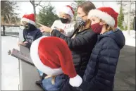  ?? Ned Gerard / Hearst Connecticu­t Media ?? Sarah Sippel and her children, from left, Campbell, Remy, Ella and Shay watch the Amur tigers during a Christmas Eve visit to Connecticu­t’s Beardsley Zoo in Bridgeport on Thursday.