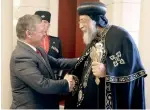  ??  ?? Le Pape Tawadros reçu par le roi Abdallah de Jordanie