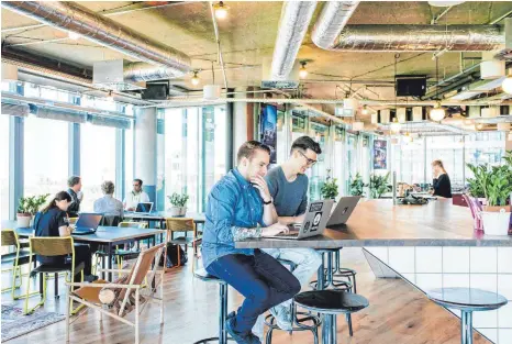  ?? FOTO: WEWORK/DPA ?? In Ruhe arbeiten oder sich mit anderen Kreativen austausche­n: Coworking Spaces wie der von WeWork am Potsdamer Platz in Berlin bieten im Idealfall beides.