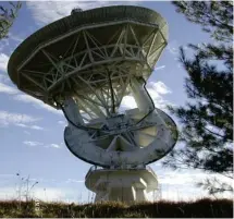  ??  ?? Solda:
Ulusal Radyo Astronomi Gözlemevi’ndeki (NRAO) 43 metrelik teleskop.